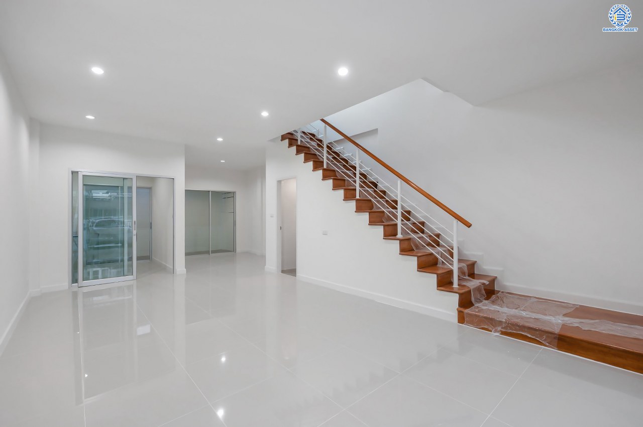 บ้านมือสองตกแต่งใหม่ โครงการ วิสต้าปาร์ค แจ้งวัฒนะ ทาวน์โฮม 3 ชั้น จากแบรนด์ SC Asset บนเนื้อที่ 22.9 ตร.ว. ฟังก์ชัน 3 ห้องนอน 3 ห้องน้ำ จอดรถได้ 2 คัน บนทำเลโซนเมือง บนทำเลคุณภาพ ติดถนนเลี่ยงเมืองปากเกร็ด ใกล้เซ็นทรัล แจ้งวัฒนะ, เมืองทองธานี, จุดขึ้นทางด่วน "แจ้งวัฒนะ" และรถไฟฟ้าสายสีชมพู "สถานีสามัคคี"